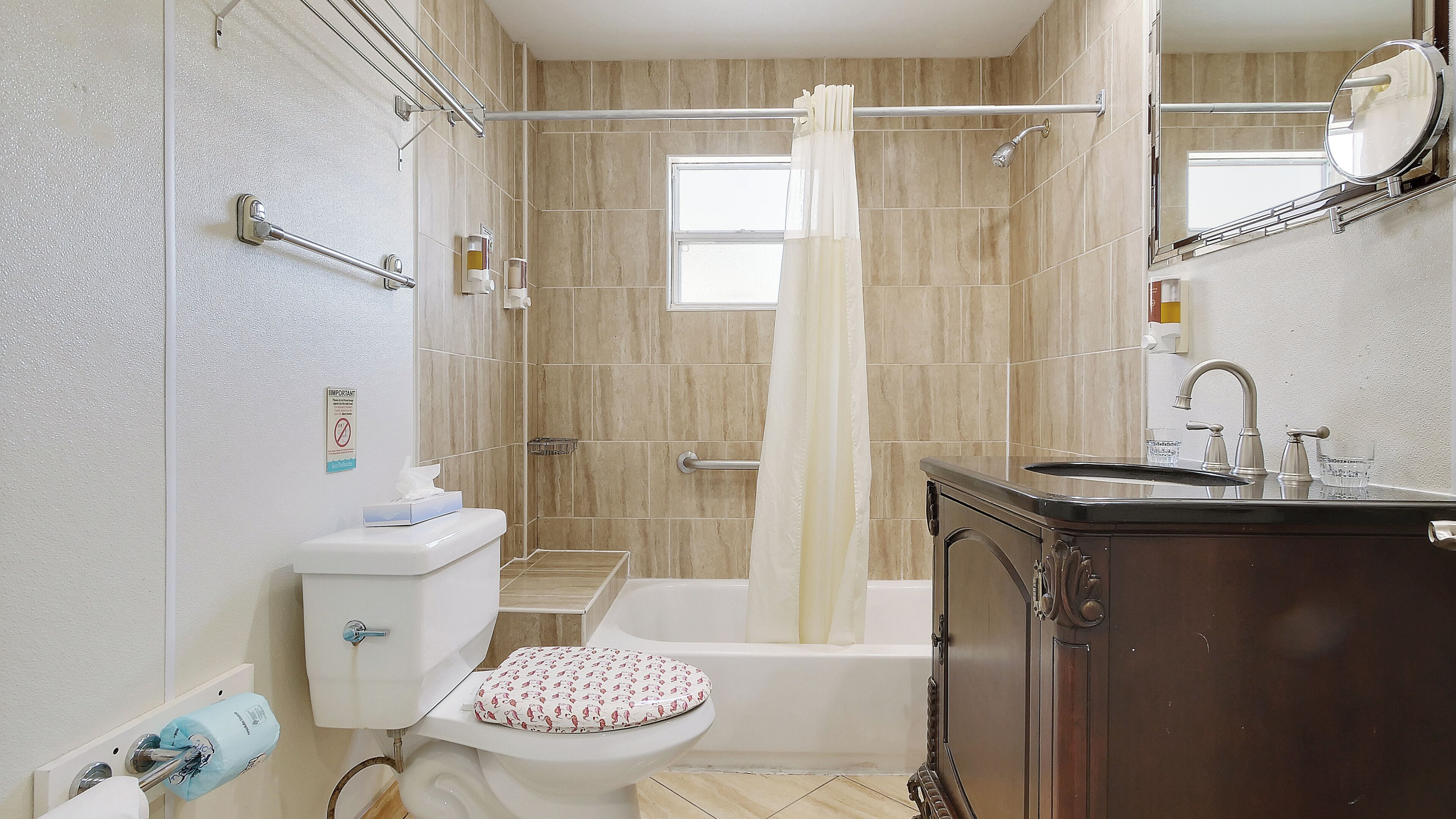 Une salle de bain comprenant des toilettes, une baignoire, une douche et un lavabo.