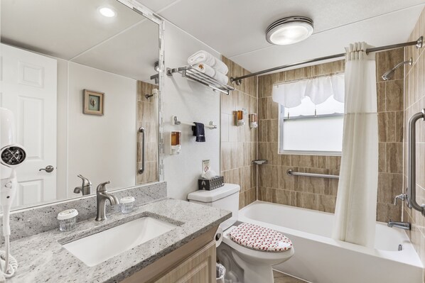 Un baño moderno con lavamanos, inodoro y bañera.