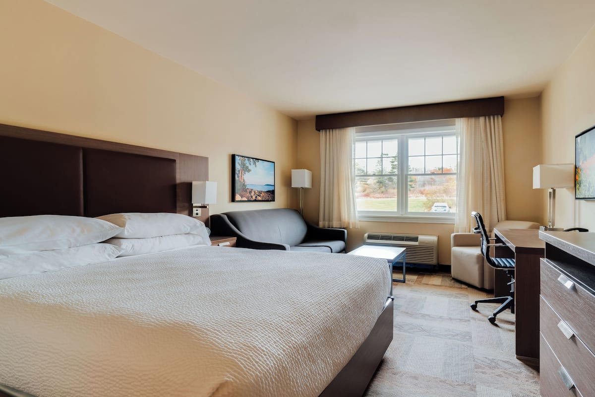 Executive Room, 1 King Bed, Balcony Not Ocean View | 1 slaapkamer, een bureau, een laptopwerkplek, verduisterende gordijnen