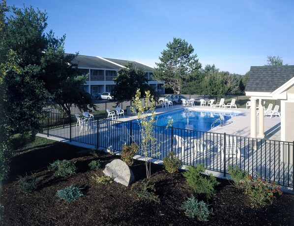 Piscine intérieure, piscine extérieure en saison