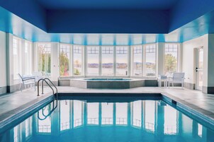 Una piscina techada, una piscina al aire libre de temporada