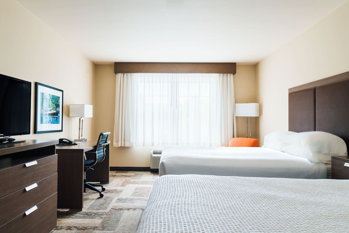 Deluxe Room, 2 Queen Beds Not Ocean View | 1 slaapkamer, een bureau, een laptopwerkplek, verduisterende gordijnen