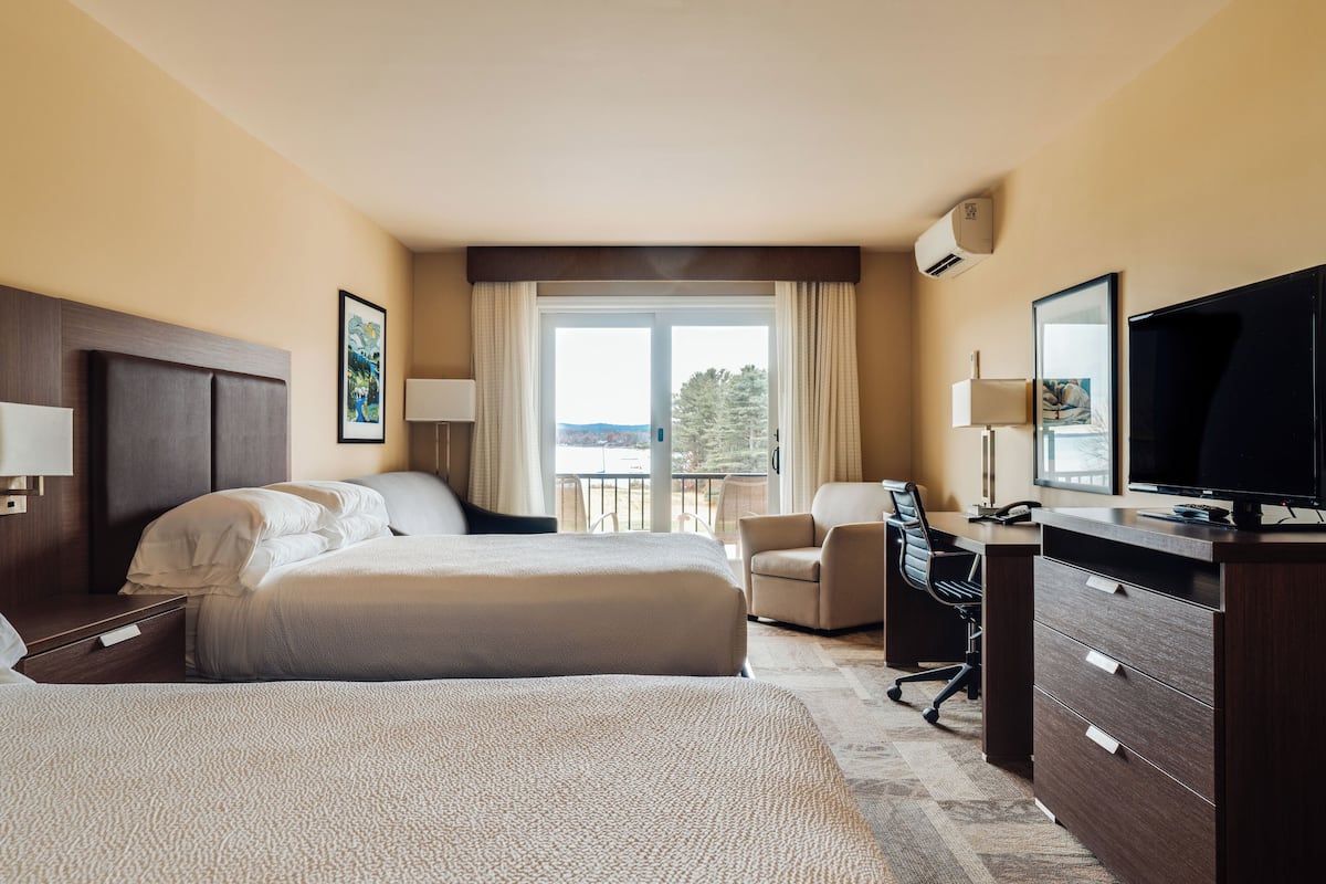 Ocean View, Two Queens, Junior Suite Balcony | 1 slaapkamer, een bureau, een laptopwerkplek, verduisterende gordijnen