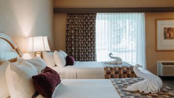 ダブルルーム エンスイート (2 Double Beds) | デスク、ノートパソコン用作業スペース、WiFi (無料)、ベッドシーツ