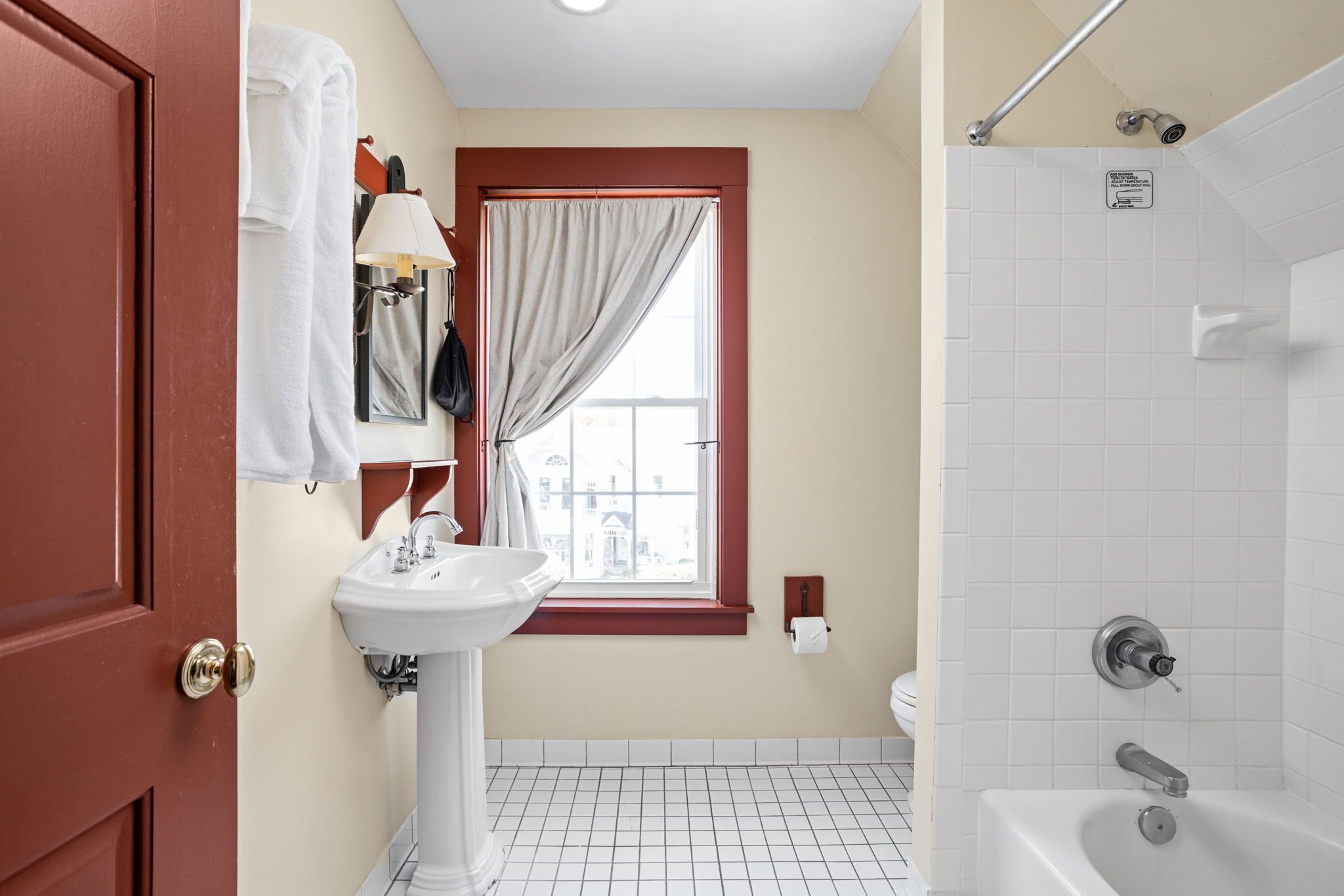 Grand Room, 1 Queen Bed with Twin Bunk Bed | Bathroom