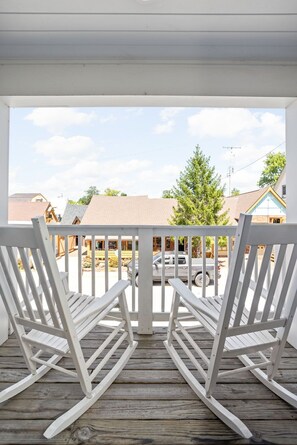 Deluxe Room, 2 Queen Beds, Balcony | Balcony - Artists Colony Inn (Nashville)