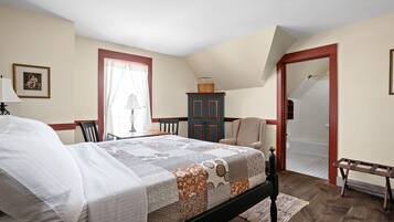 Grand-værelse - flere senge (1 Queen Bed with Twin Bed) | 1 soveværelse, strygejern/strygebræt, gratis Wi-Fi, sengetøj