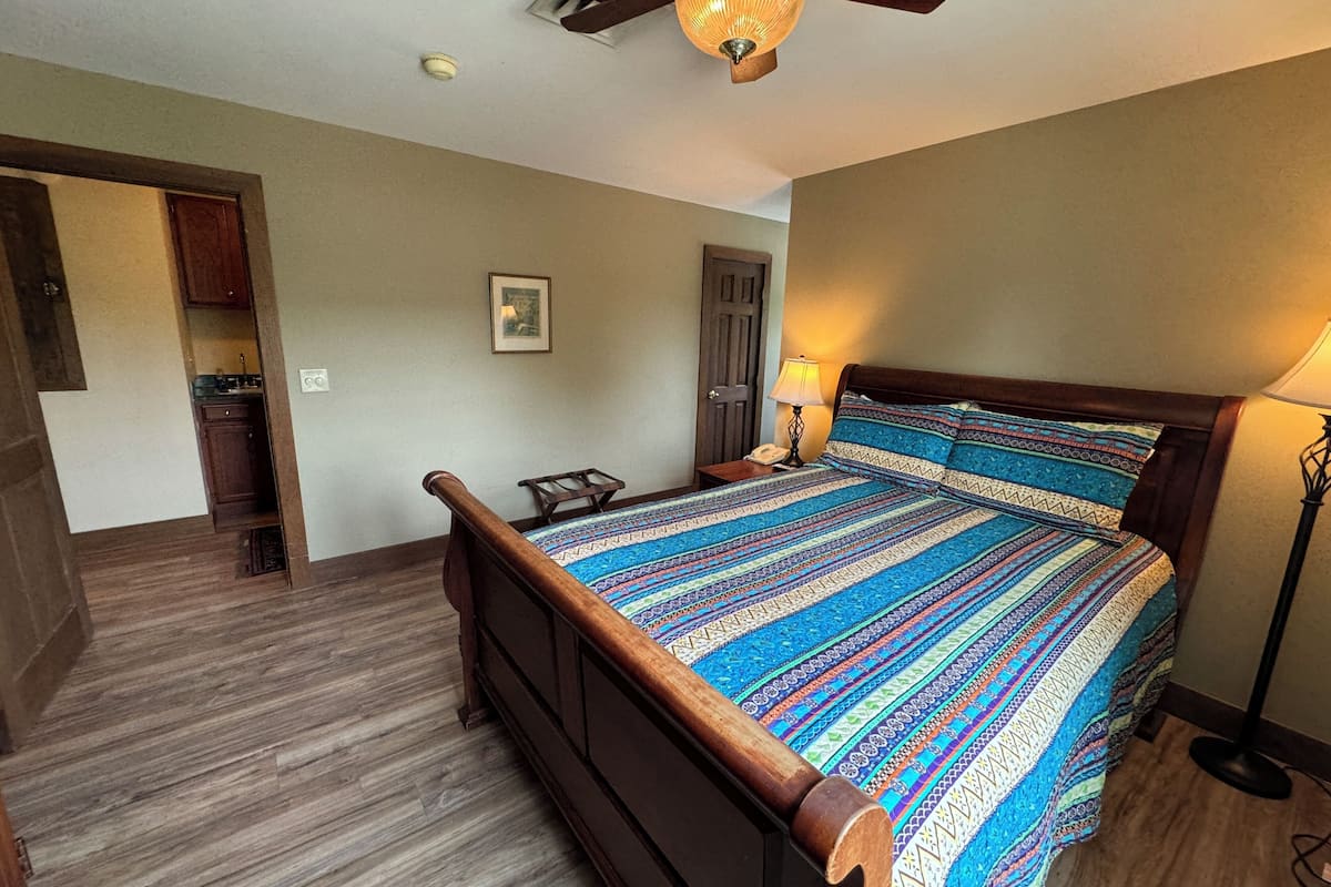 Premium Suite, 1 Queen Bed | Iron/ironing board, free WiFi, bed sheets