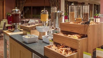 Sarapan prasmanan setiap hari (GBP 12.75 per orang)