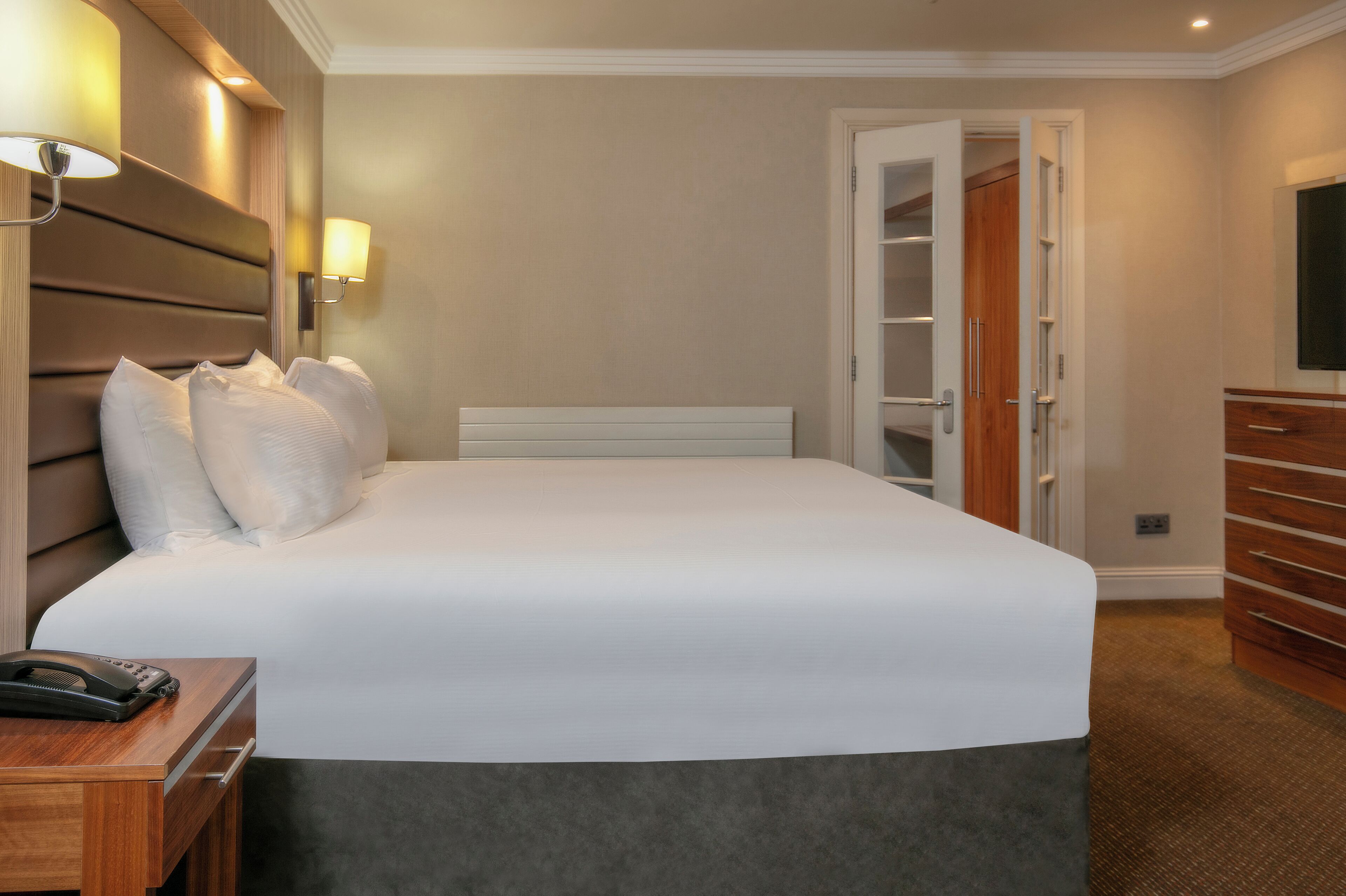 Deluxe King Room | In-room safe, desk, soundproofing, free WiFi