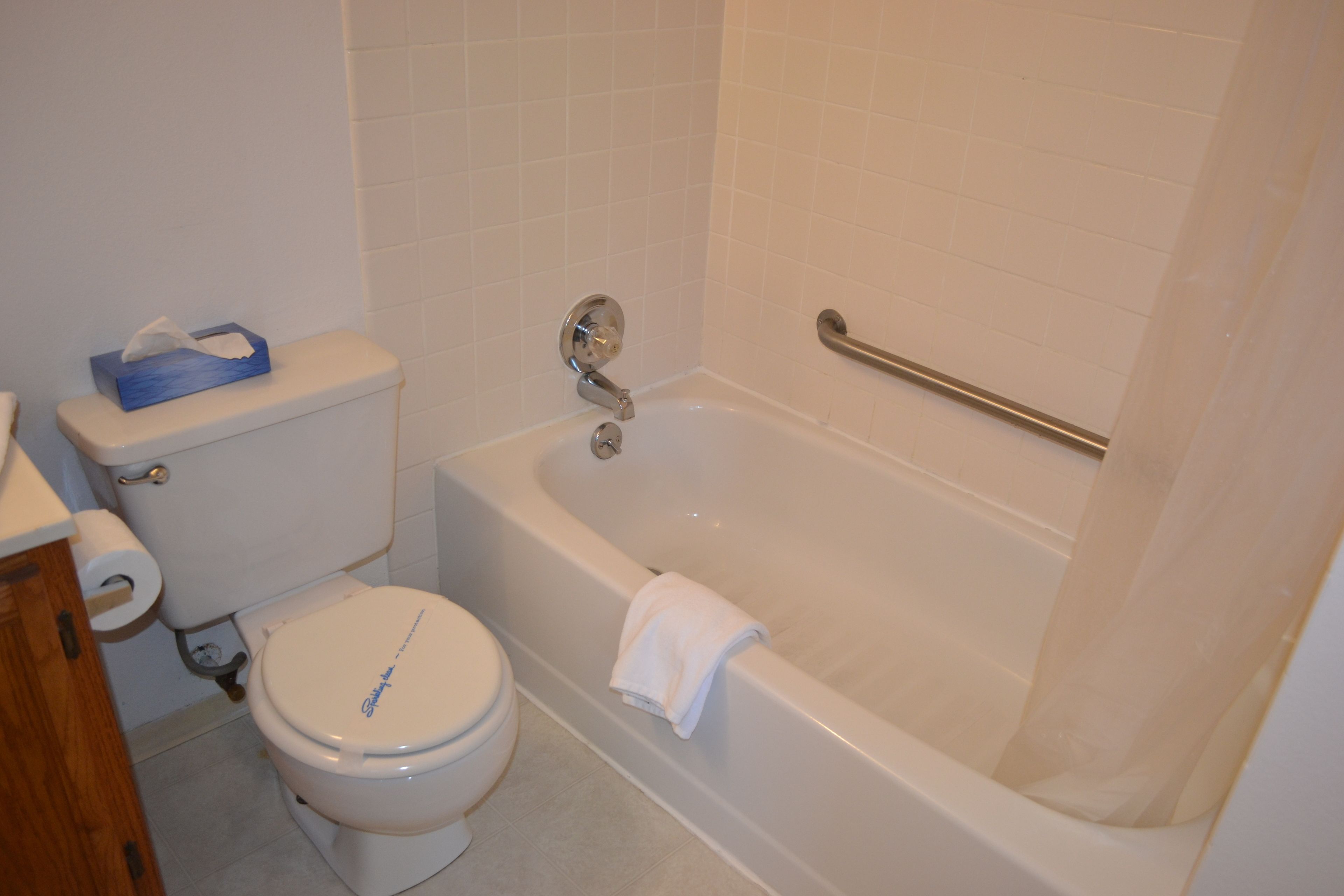 standard room, 1 king bed | bathroom | combined shower/bathtub, hair dryer, towels