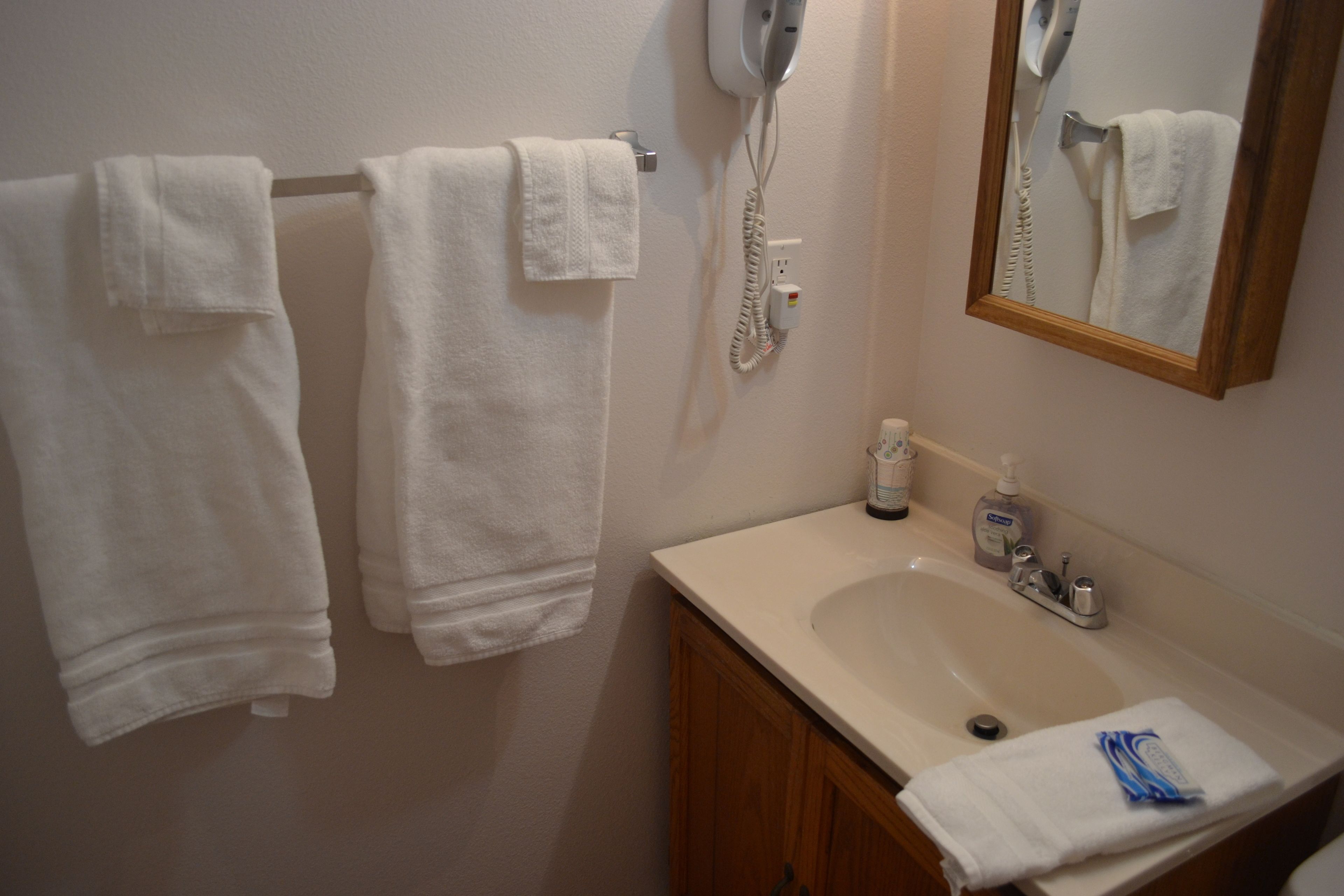 standard room, 1 king bed | bathroom | combined shower/bathtub, hair dryer, towels
