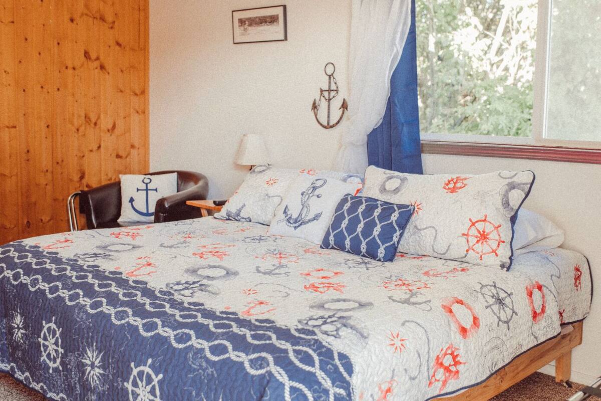 standard room, 1 king bed | individually decorated, individually furnished, free wifi, bed sheets