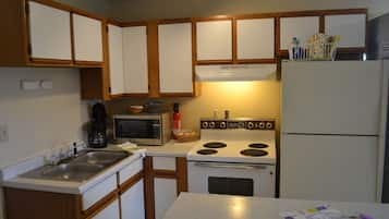 Standard Suite, 1 Bedroom, Partial Ocean View | In-room dining