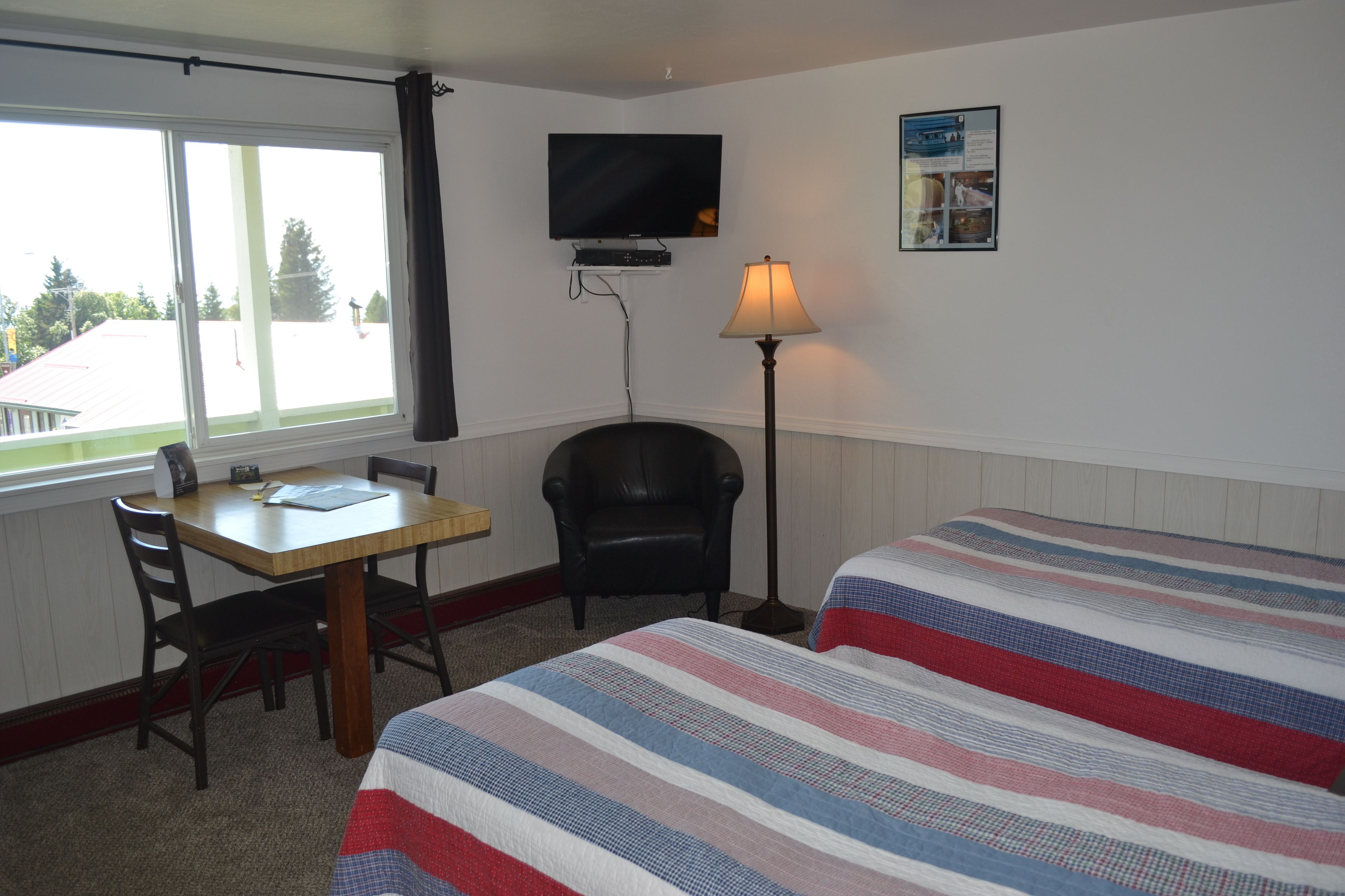 standard suite, 1 bedroom, partial ocean view | living area | flat-screen tv