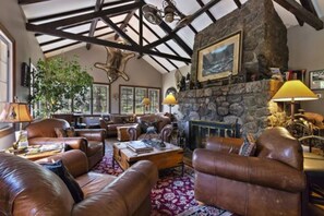 Lobby sitting area - Meadow Creek Mountain Lodge and Event Center (Pine)