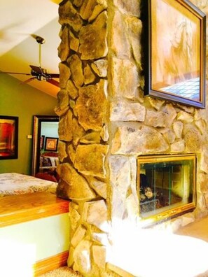 Room (Colorado Sun Suite, Room in the Meadow-Cabin) | 1 Schlafzimmer, hochwertige Bettwaren, Daunenbettdecken