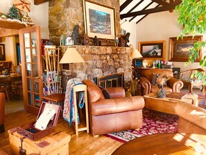 Living area - Meadow Creek Mountain Lodge and Event Center (Pine)