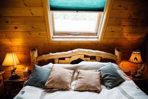 Room (Colorado Sun Suite, Room in the Meadow-Cabin) | 1 Schlafzimmer, hochwertige Bettwaren, Daunenbettdecken