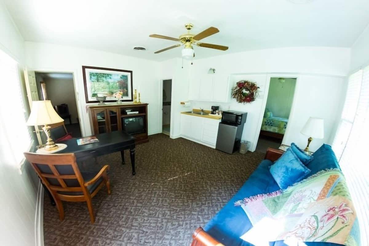 Deluxe Suite, Ensuite, Garden View (Carriage House Suite 03) | 1 bedroom