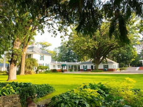Deluxe Suite, Ensuite, Garden View (Carriage House Suite 03) | Exterior. Oak Park Inn