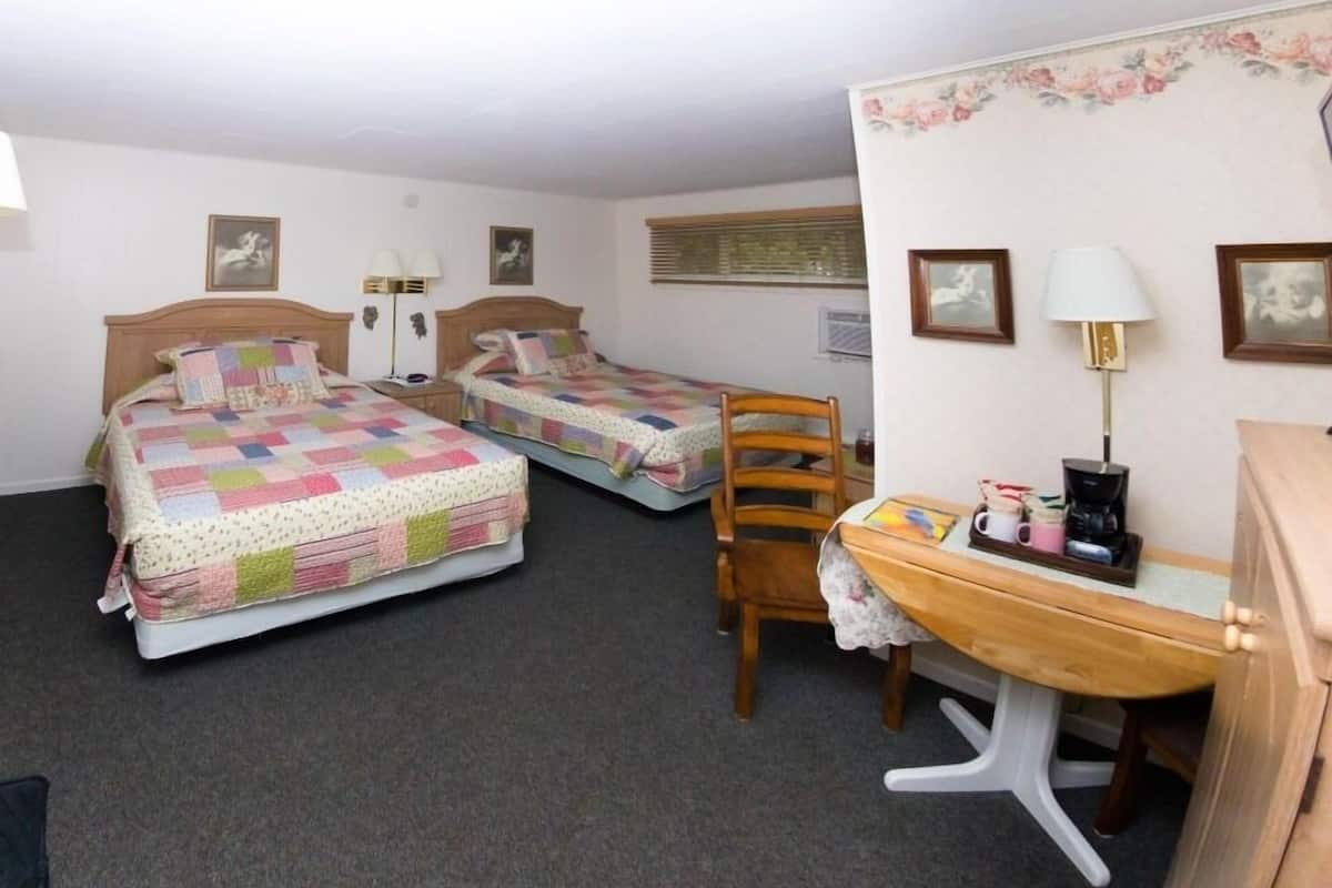 Deluxe Quadruple Room, Ensuite (Hillside Room 07) | 1 bedroom