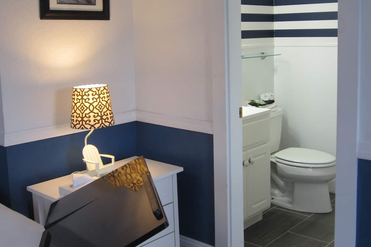 room, 1 queen bed | bathroom | free toiletries, hair dryer, towels, shampoo