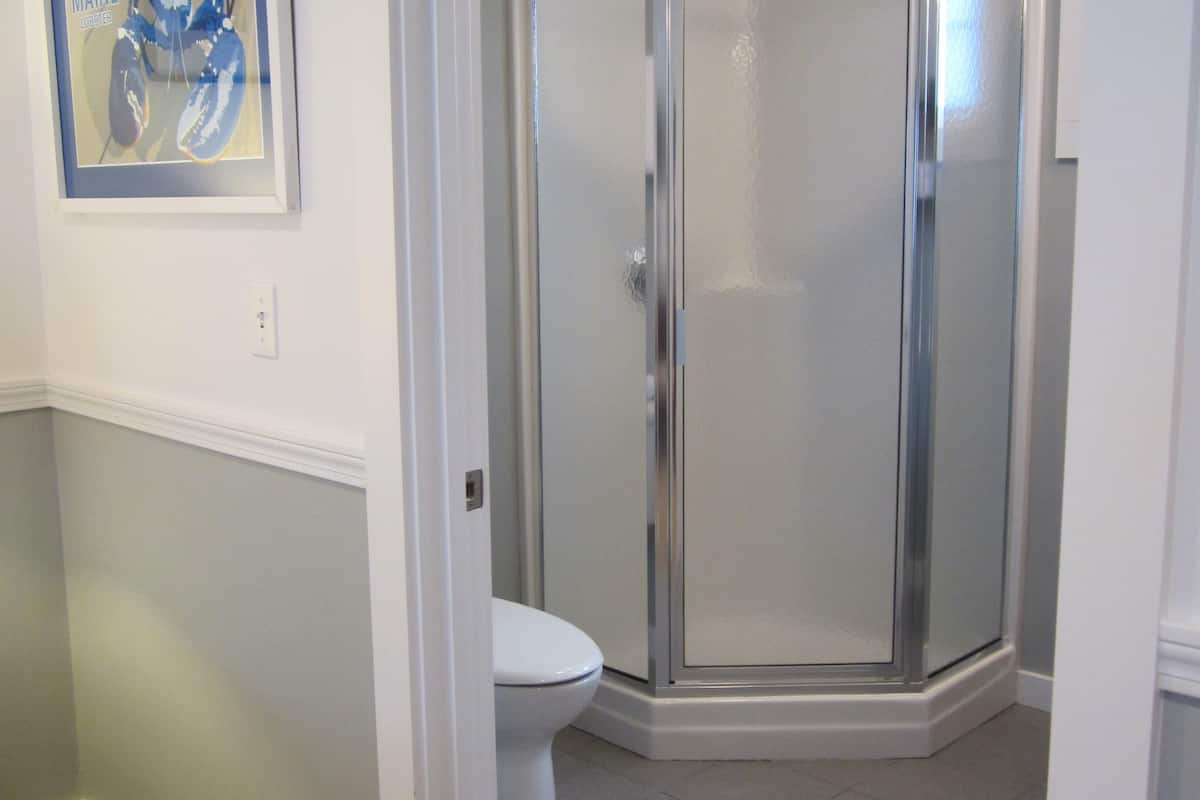 room, 1 king bed | bathroom | free toiletries, hair dryer, towels, shampoo