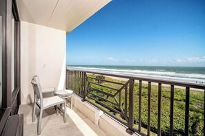 Chambre, 1 très grand lit, non-fumeurs, en front de mer (Balcony) | Literie de qualité supérieure, bureau