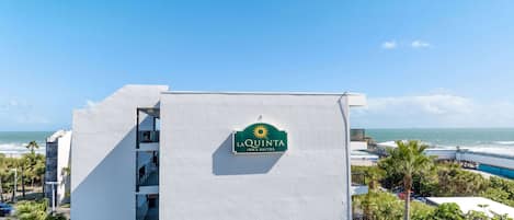 A hotel named La Quinta Inn & Suites with a view of the ocean.