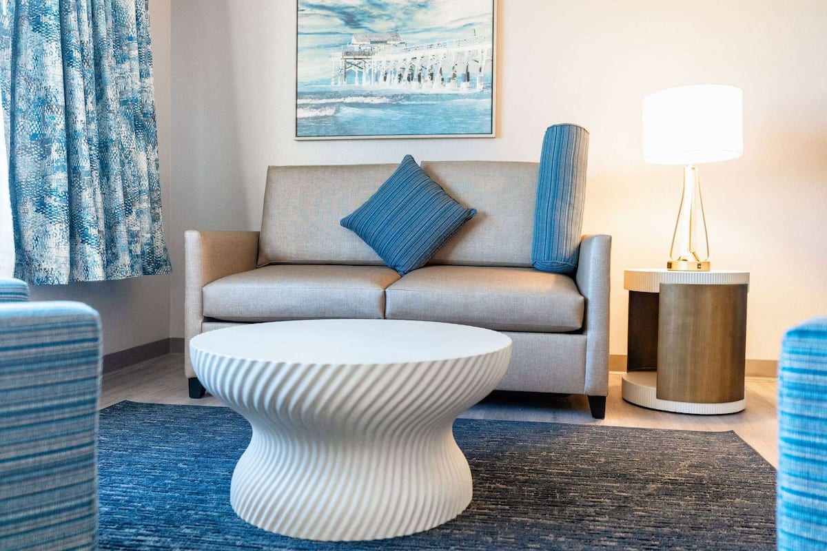 1 Bedroom Family Suite, 2 Queen Beds, Non Smoking, Pool View (Ocean View) | Literie de qualité supérieure, bureau