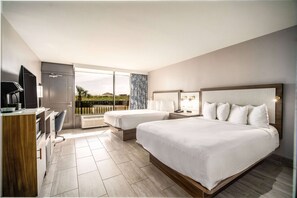Habitación, 2 camas de matrimonio, balcón, planta baja | 1 dormitorio, ropa de cama de alta calidad, escritorio