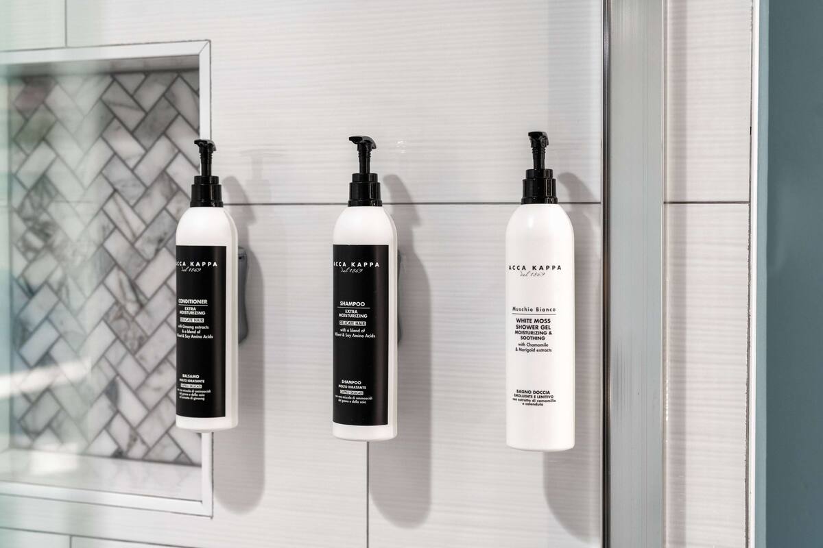 combined shower/bathtub, free toiletries, hair dryer, towels