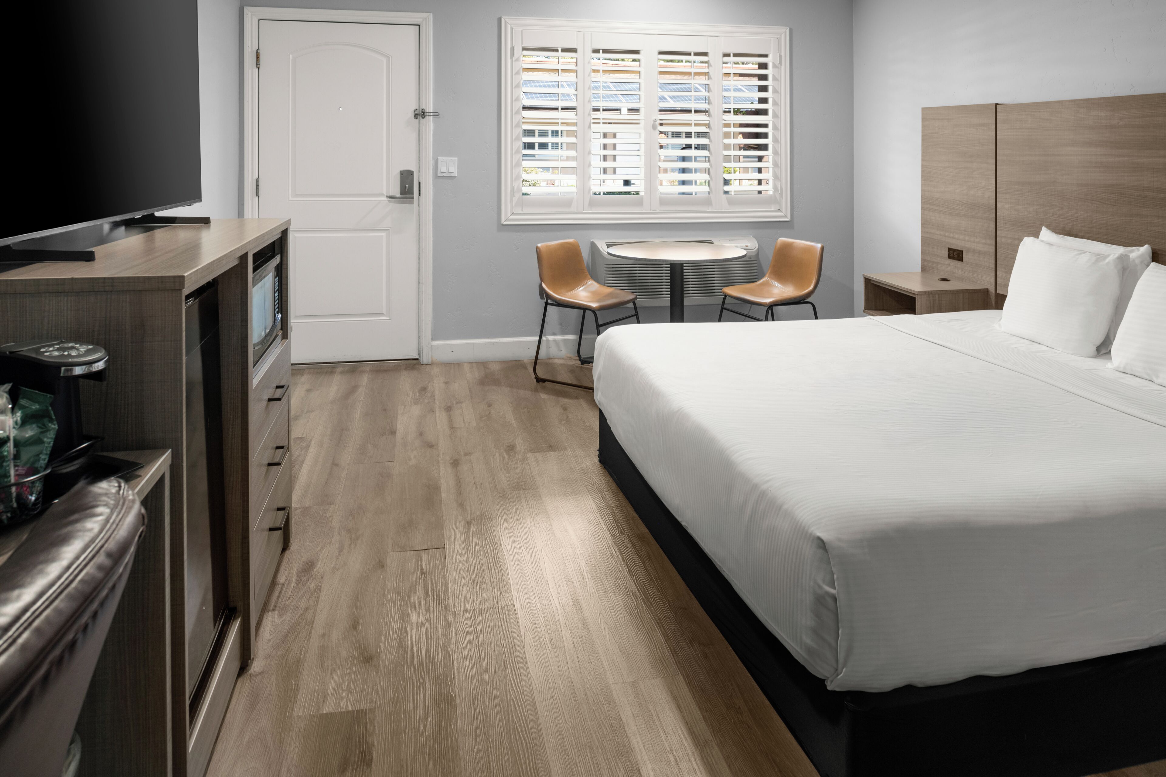 高級寝具、低反発ベッド、遮光カーテン、防音設備