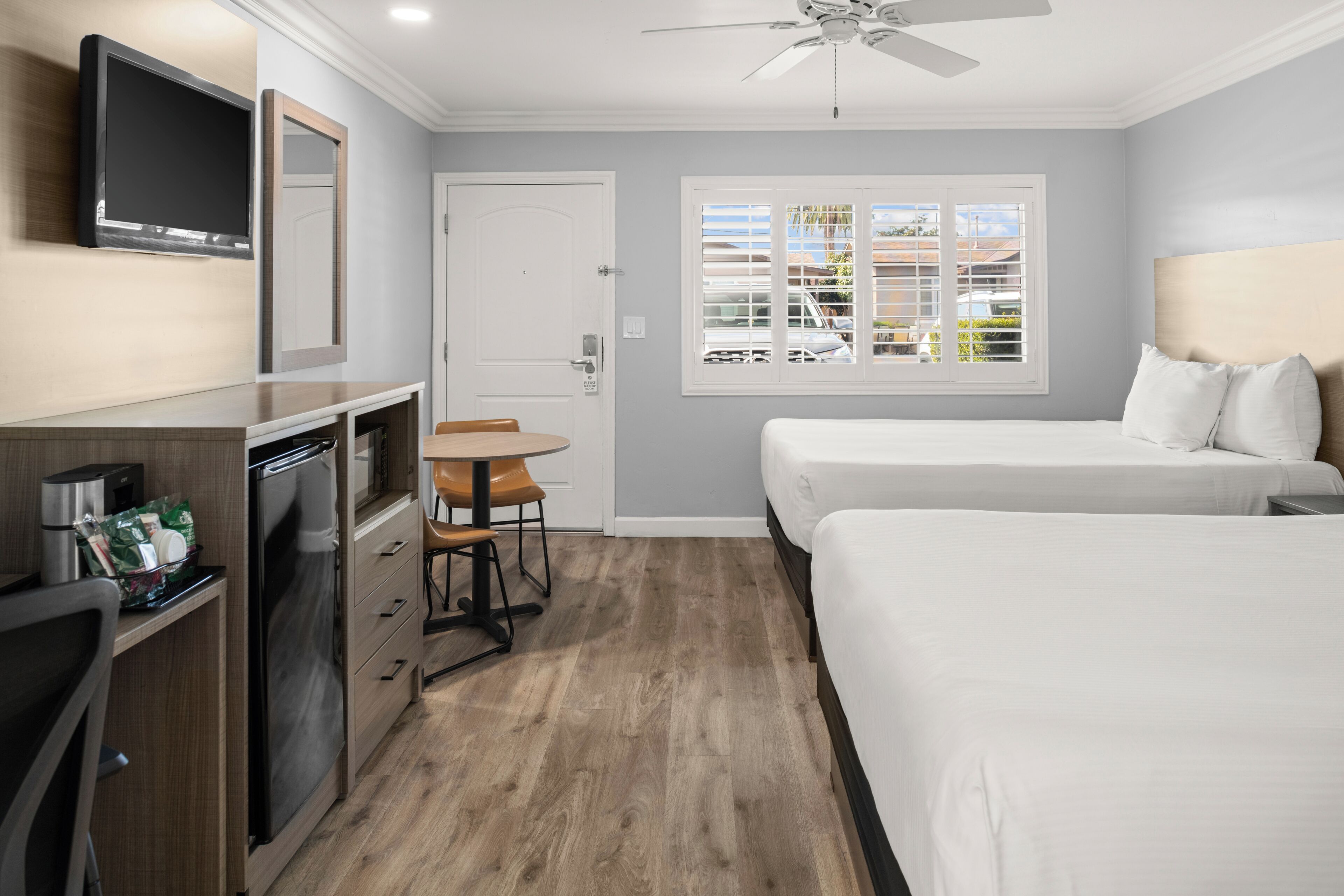 Rom, 2 queensize-senger | Sengetøy av topp kvalitet, memory foam-senger og blendingsgardiner