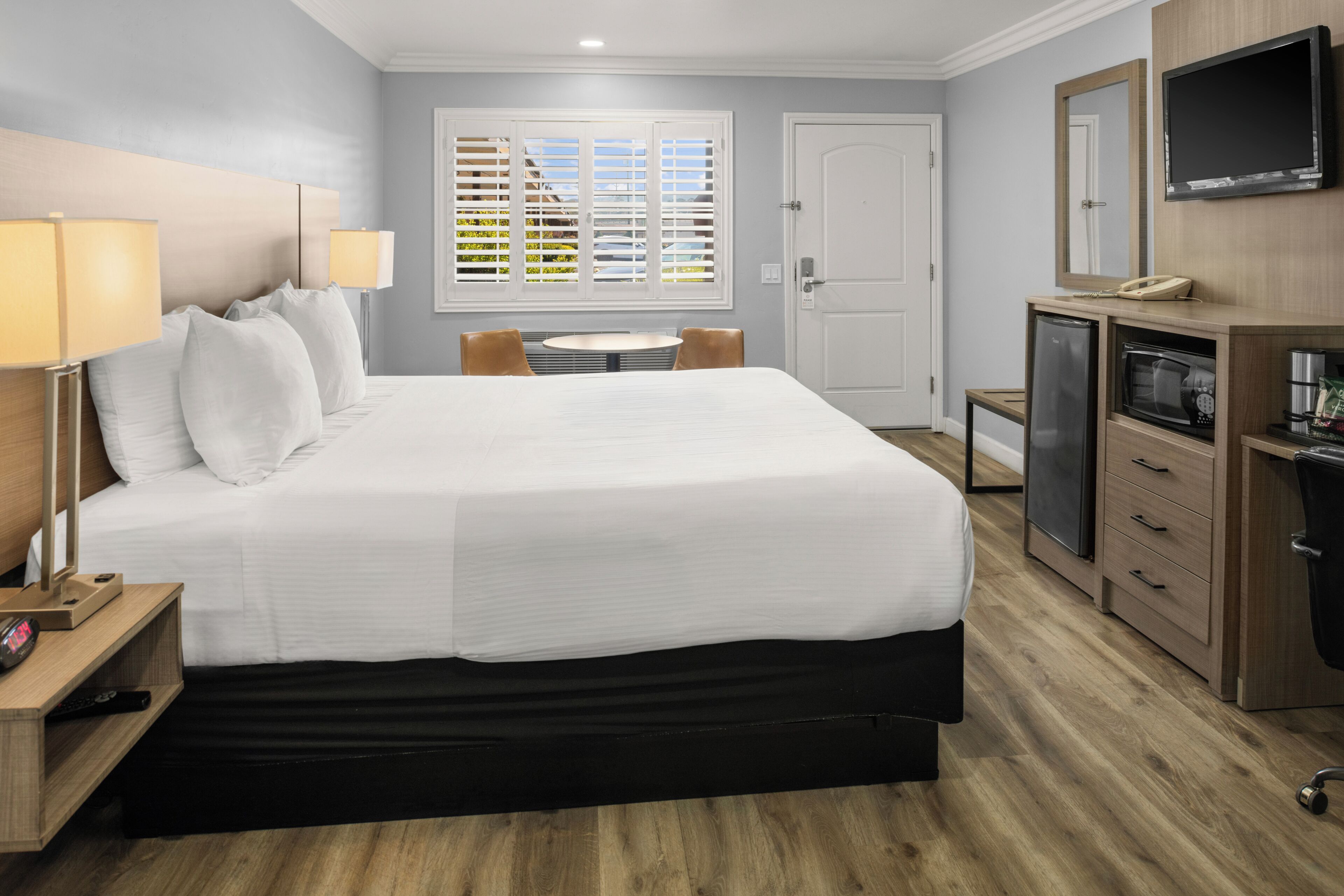 Rum - 1 kingsize-säng | Sängtillbehör av högsta kvalitet och memory foam-madrasser