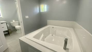 Room, 1 King Bed, Fireplace | ์ ์ฉ ์คํ ์์กฐ