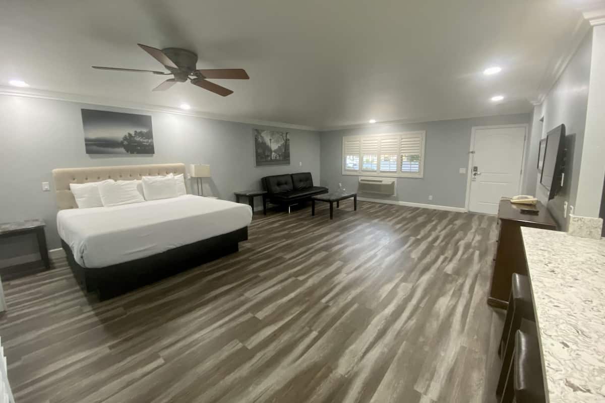 Family Suite, 2 Bedrooms, Kitchen | Living area | 32-inch flat-screen TV with cable channels, TV