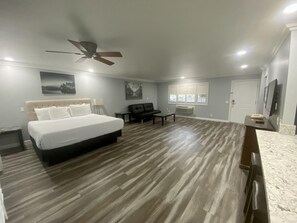 Suite familiar, 2 dormitoris, cuina | Sala d'estar | Televisor de pantalla plana de 32 polzades amb canals per cable