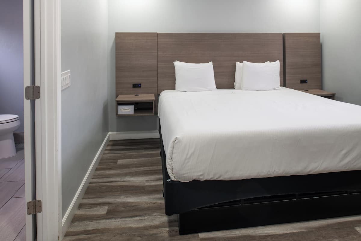 コテージ 2 ベッドルーム キッチン | 高級寝具、低反発ベッド、遮光カーテン、防音設備