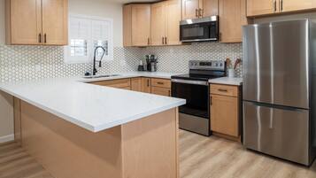 Familien-Suite, 2 Schlafzimmer, Küche | Eigene Küche | Mini-Kühlschrank, Mikrowelle, Wasserkocher mit Kaffee-/Teezubehör