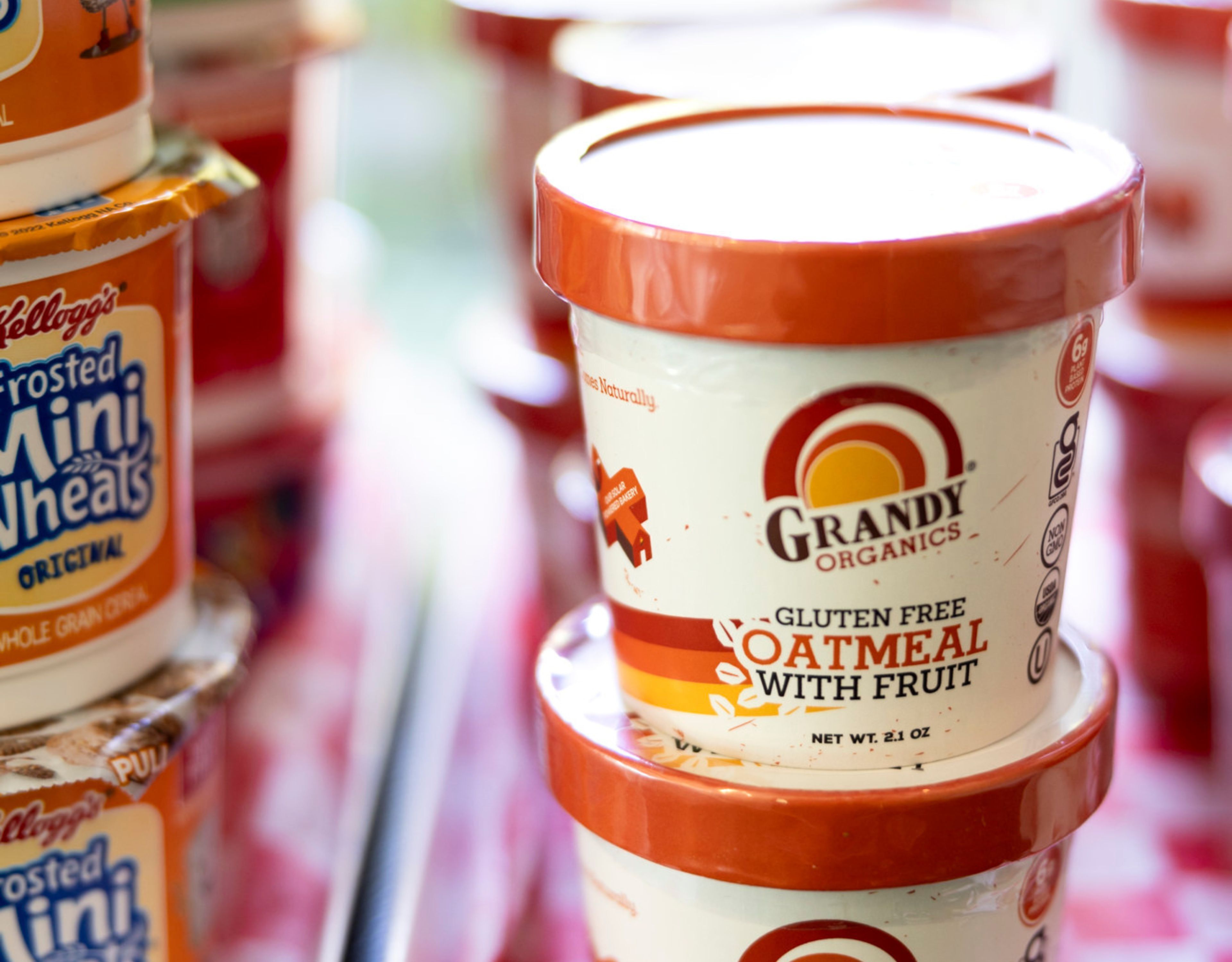 Une pile de boîtes de flocons d’avoine, dont les étiquettes indiquent qu’elles ne contiennent pas de gluten et qu’elles sont enrichies en fruits.