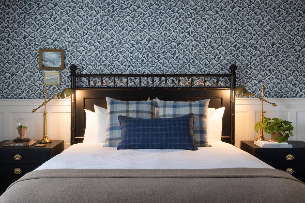 Suite (Perkins) | Premium bedding, down comforters, individually decorated