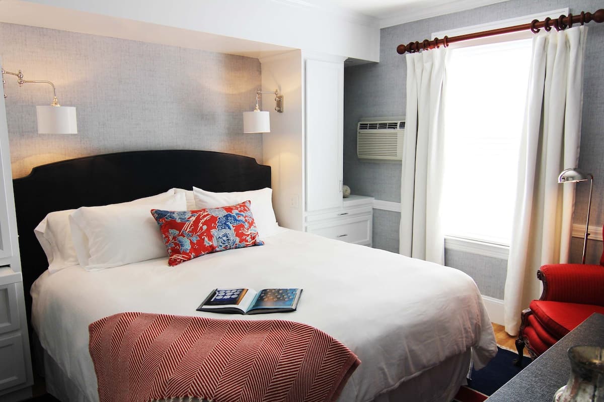 Habitación clásica (Riverhouse King) | Ropa de cama de alta calidad, edredón y decoración personalizada