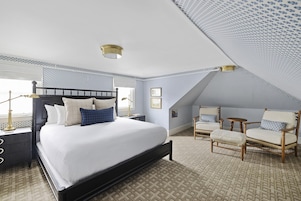 Quarto (Hackenberg King with Seating Area) | Roupas de cama premium, edredons de pluma, individualmente decorados