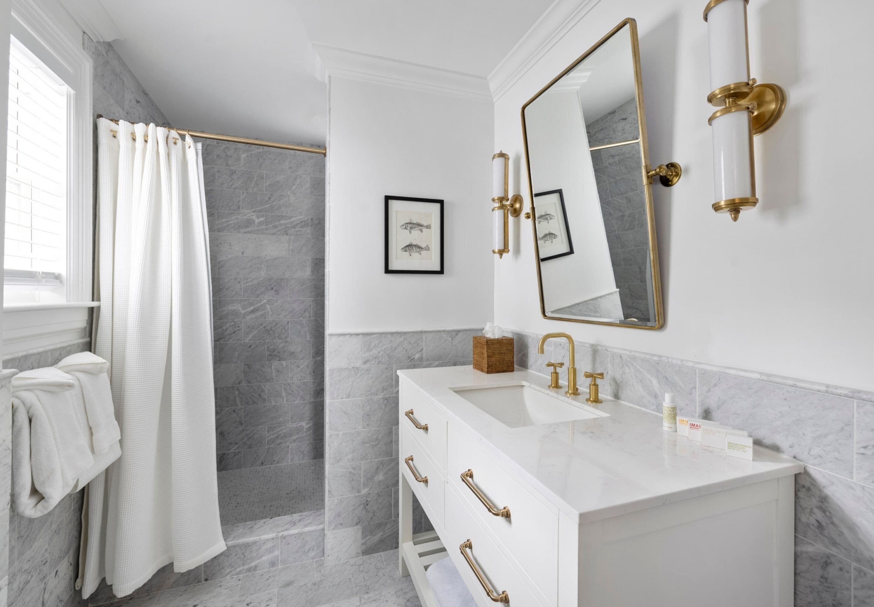 perkins suite | bathroom | shower, free toiletries, hair dryer, towels