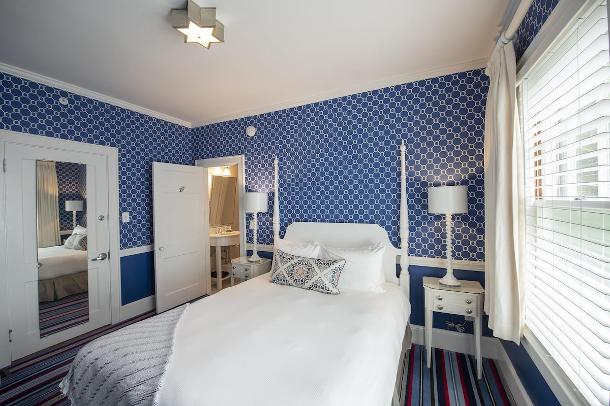 Room, 1 Queen Bed (Riverhouse)