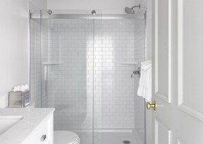 Shower, free toiletries, hair dryer, towels - Kennebunkport Inn (Kennebunkport)