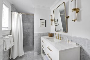 Suite (Perkins) | Bathroom | Shower, free toiletries, hair dryer, towels