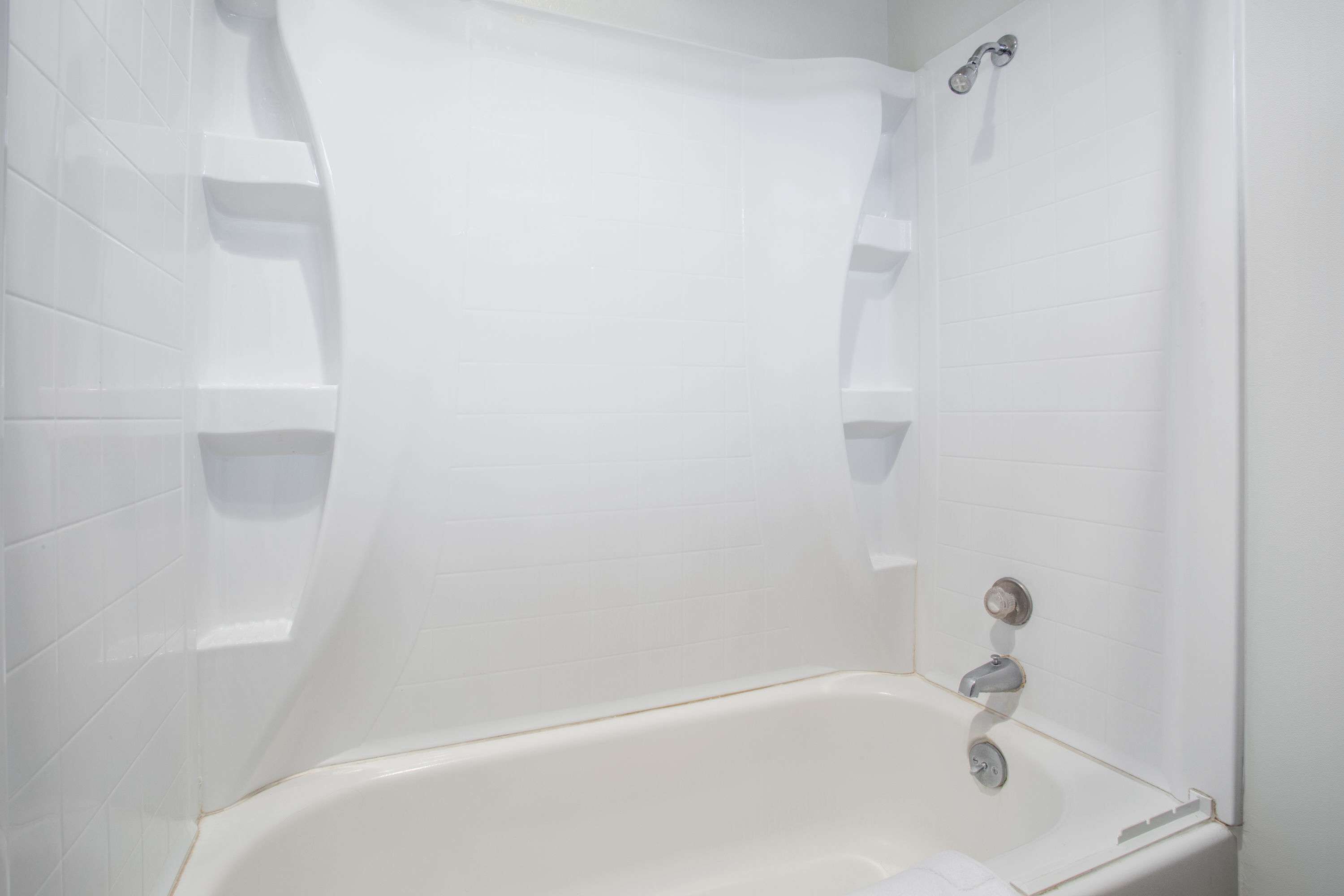 Ensemble baignoire-douche, articles de toilette (gratuits)